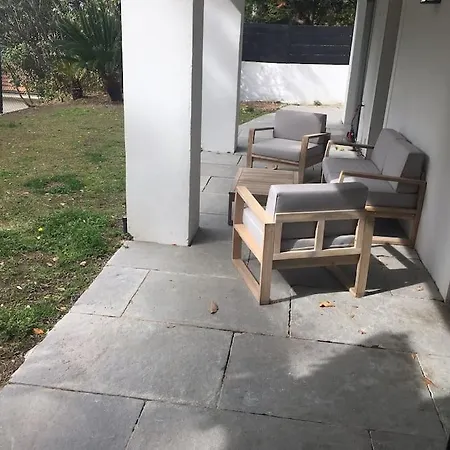 With Pool Near Center 3 Bedrooms And Great Garden